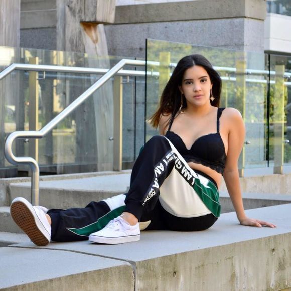 Meet your Posher, Ceci - Picture 1 of 1